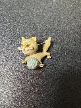 Vintage Enamel Cat/Kitten and Ball of Yarn Brooch/Pin by CFW